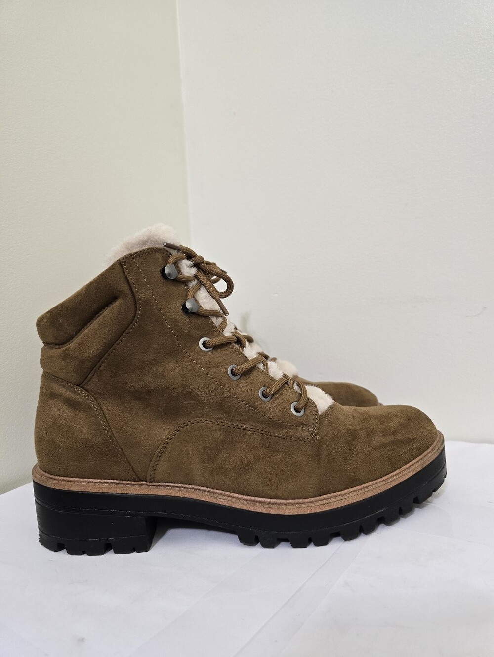 INDIGO RD. size 10 Sherpa Trim Lace Up Faux Suede Lug Sole Boots Tan Outdoor